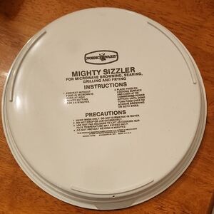 NordicWare 80s Betty Crocker Collab Mighty Sizzler w/ NordicWare PlateMate Cover